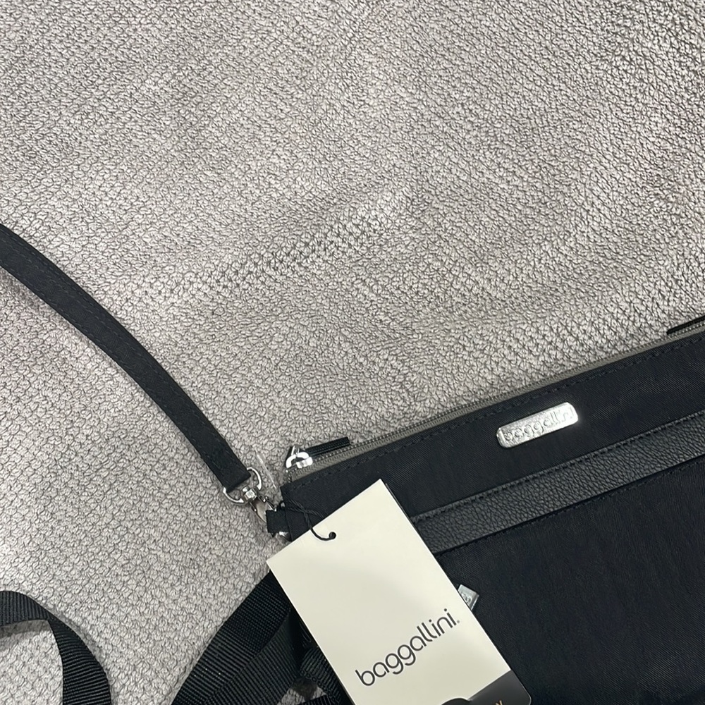 Baggallini- multiple option black bag. Cross body, over shoulder or wristlet. - Picture 9 of 10
